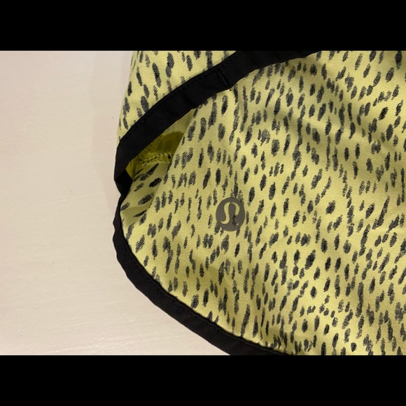 Lululemon cheetah print shorts size 4 -RARE! - Picture 3 of 3